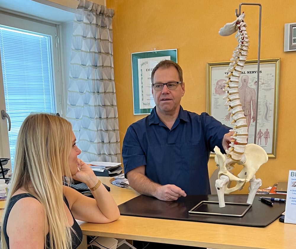 Kiropraktor Christer Sahlberg som visar en skelett